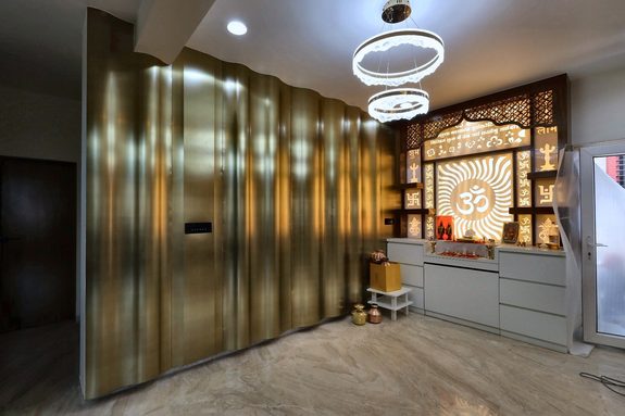 The dining room, fluted brass and a ring light